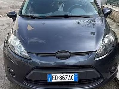 Usado Ford Fiesta 70 HP (51 kW) 2010 Cinzento Citadino