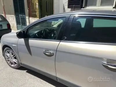 Usata Lancia Delta 120 CV (88 kW) 2010 Utilitaria