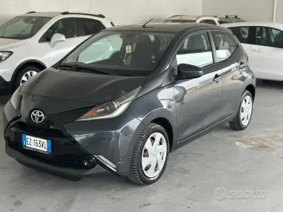 Usata Toyota Aygo 69 CV (50 kW) 2015 Grigio Utilitaria