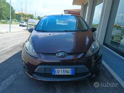 Usata Ford Fiesta 60 CV (44 kW) 2010 Marrone Berlina