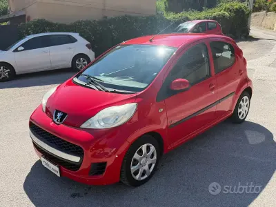 Usata Peugeot 107 68 CV (50 kW) 2011 Rosso Utilitaria