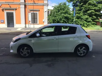 Usata Toyota Yaris Hybrid Active 73 CV (53 kW) 2016 Bianco Berlina