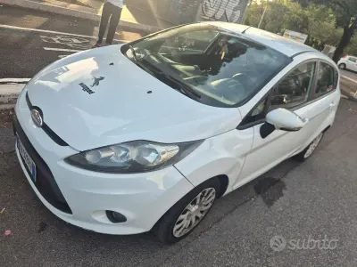 Usata Ford Fiesta 97 CV (71 kW) 2010 Bianco Berlina