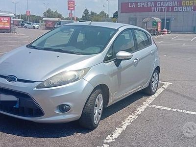 Usata Ford Fiesta 96 CV (70 kW) 2010 Grigio Utilitaria