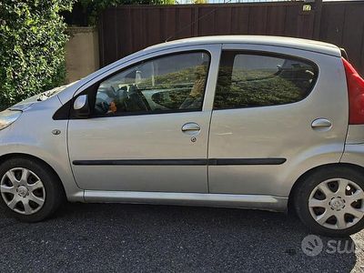 Usata Peugeot 107 68 CV (50 kW) 2011 Grigio Utilitaria