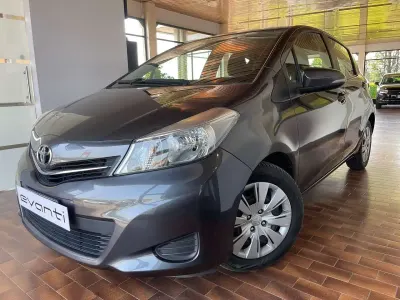 Usata Toyota Yaris Active 99 CV (72 kW) 2013 Grigio Utilitaria