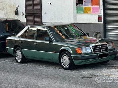 Usata Mercedes E200 122 CV (89 kW) 1991 Verde Berlina