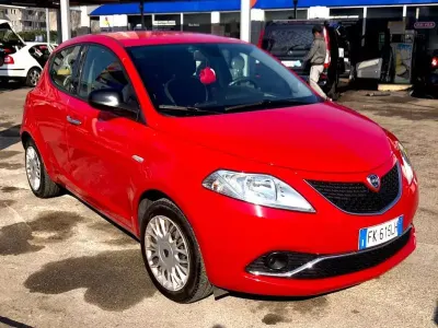 Usata Lancia Ypsilon Gold 69 CV (50 kW) 2017 Rosso Utilitaria