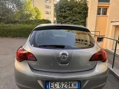Usata Opel Astra Enjoy 110 CV (80 kW) 2010 Berlina
