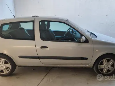 Usata Renault Clio II 82 CV (60 kW) 2005 Grigio Berlina