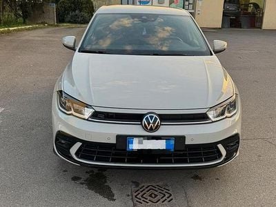 Usata VW Polo R-line 110 CV (80 kW) 2023 Grigio Utilitaria