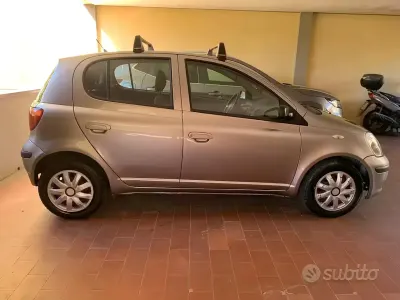 Usata Toyota Yaris 68 CV (50 kW) 2004 Grigio Berlina