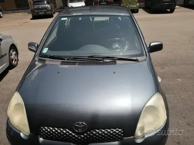 Usata Toyota Yaris 65 CV (47 kW) 2004 Grigio Utilitaria