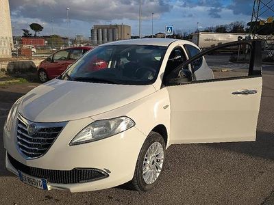 Usata Lancia Ypsilon 60 CV (44 kW) 2014 Bianco Utilitaria