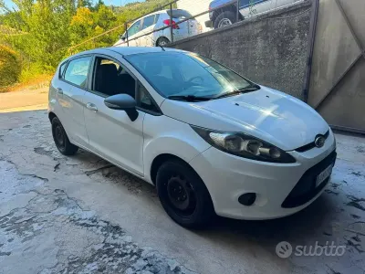 Usata Ford Fiesta Ghia 70 CV (51 kW) 2011 Bianco Berlina