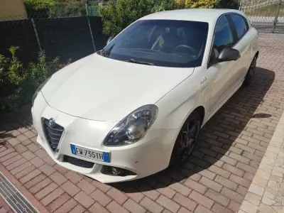 Usata Alfa Romeo Giulietta Quadrifoglio Verde 170 CV (125 kW) 2014 Bianco Utilitaria