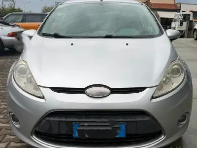 Usado Ford Fiesta Titanium 68 HP (50 kW) 2010 Cinzento Sedan
