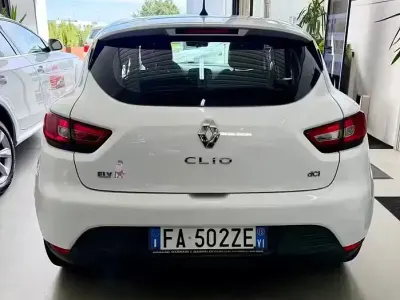 Usado Renault Clio IV 75 CV (55 kW) 2015 Blanco Berlina