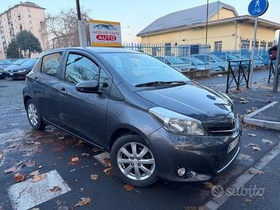 Usata Toyota Yaris Lounge 69 CV (50 kW) 2012 Grigio Utilitaria