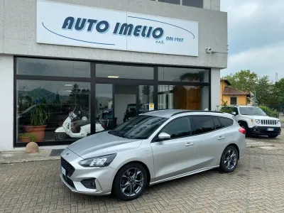 Usado Ford Focus ST-Line 120 HP (88 kW) 2020 Cinzento Sedan