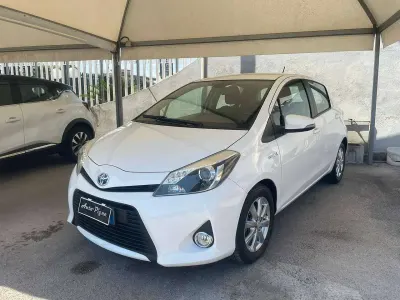 Usata Toyota Yaris Hybrid Lounge 75 CV (55 kW) 2013 Bianco Berlina