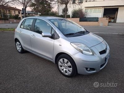 Grigio Usata 2009 Toyota Yaris Berlina | 5400 € (Buon prezzo)