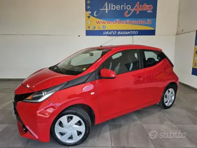 Usata Toyota Aygo X-play 69 CV (50 kW) 2016 Rosso Utilitaria