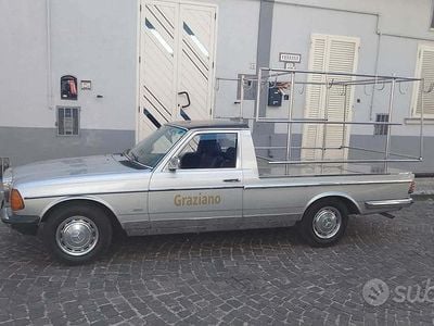 Occasion Mercedes 240 75 ch (55 kW) 1982 Gris Pick-up