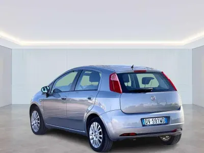 Usado Fiat Punto 77 CV (56 kW) 2009 Gris Utilitario