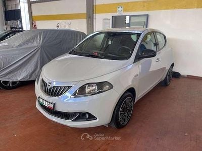 Usata Lancia Ypsilon Gold 69 CV (50 kW) 2021 Blu/azzurro Utilitaria