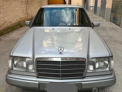 Usata Mercedes E200 Elegance 136 CV (100 kW) 1995 Grigio Berlina