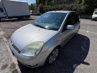 Usata Ford Fiesta 68 CV (50 kW) 2005 Grigio Utilitaria