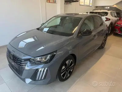 Usata Peugeot 208 Allure 101 CV (74 kW) 2025 Grigio Utilitaria