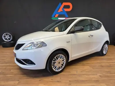 Usata Lancia Ypsilon Platinum 69 CV (50 kW) 2017 Argento Utilitaria