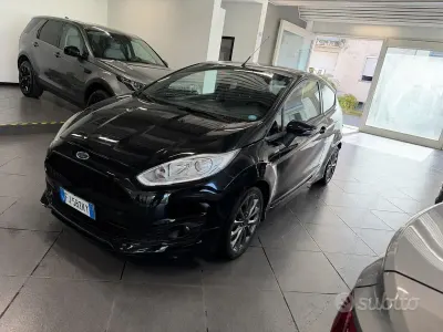 Usata Ford Fiesta ST-Line 101 CV (74 kW) 2017 Nero Utilitaria