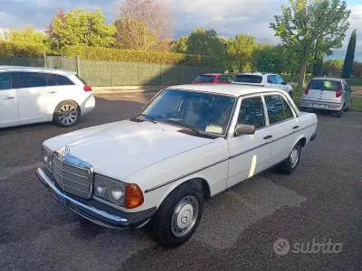 Usata Mercedes 240 72 CV (52 kW) 1981 Berlina