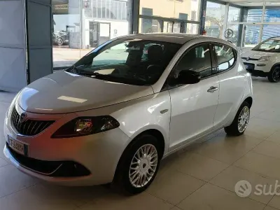Używany Lancia Ypsilon Gold 52 KM (38 kW) 2021 Szary Hatchback