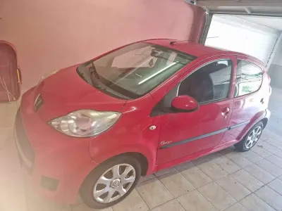 Usata Peugeot 107 68 CV (50 kW) 2009 Rosso Utilitaria