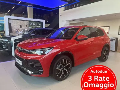 Nuova VW Tiguan R-line 150 CV (110 kW) 2025 Persimmon red metallizzato SUV