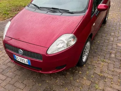 Usata Fiat Grande Punto Active 75 CV (55 kW) 2009 Rosso Utilitaria