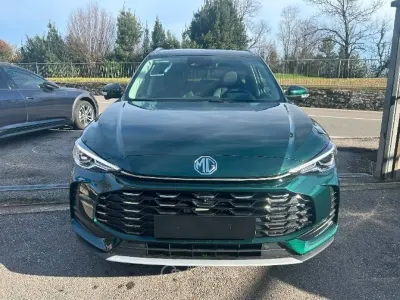 Nuova MG ZS Luxury 197 CV (144 kW) 2025 British green Berlina
