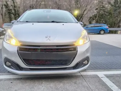 Usata Peugeot 208 GT-line 110 CV (80 kW) 2017 Utilitaria