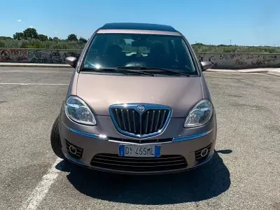 Usata Lancia Musa 90 CV (66 kW) 2009 Marrone Monovolume
