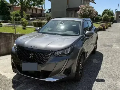 Usata Peugeot 2008 Allure 101 CV (74 kW) 2020 Grigio SUV