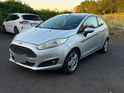 Usata Ford Fiesta Titanium 95 CV (69 kW) 2015 Grigio Utilitaria