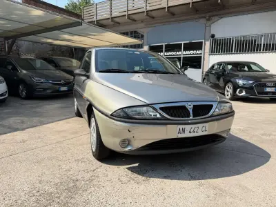 Usata Lancia Ypsilon 60 CV (44 kW) 1997 Argento Utilitaria