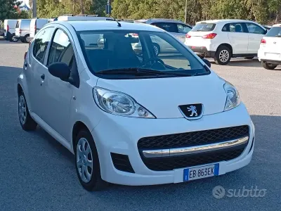 Usata Peugeot 107 68 CV (50 kW) 2011 Bianco Utilitaria