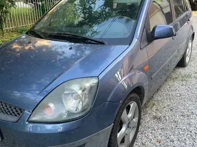 Usata Ford Fiesta Titanium 68 CV (50 kW) 2006 Blu/azzurro Utilitaria
