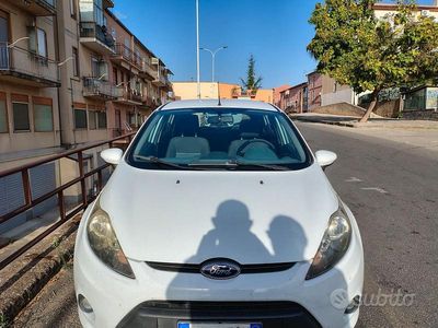 Usata Ford Fiesta 68 CV (50 kW) 2011 Bianco Utilitaria