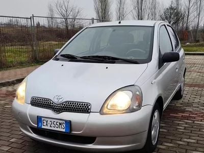 Begagnad Toyota Yaris 68 HK (50 kW) 1999 Grå Sedan